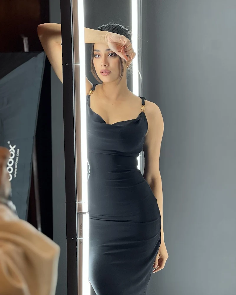janhvi kapoor black dress curvy body