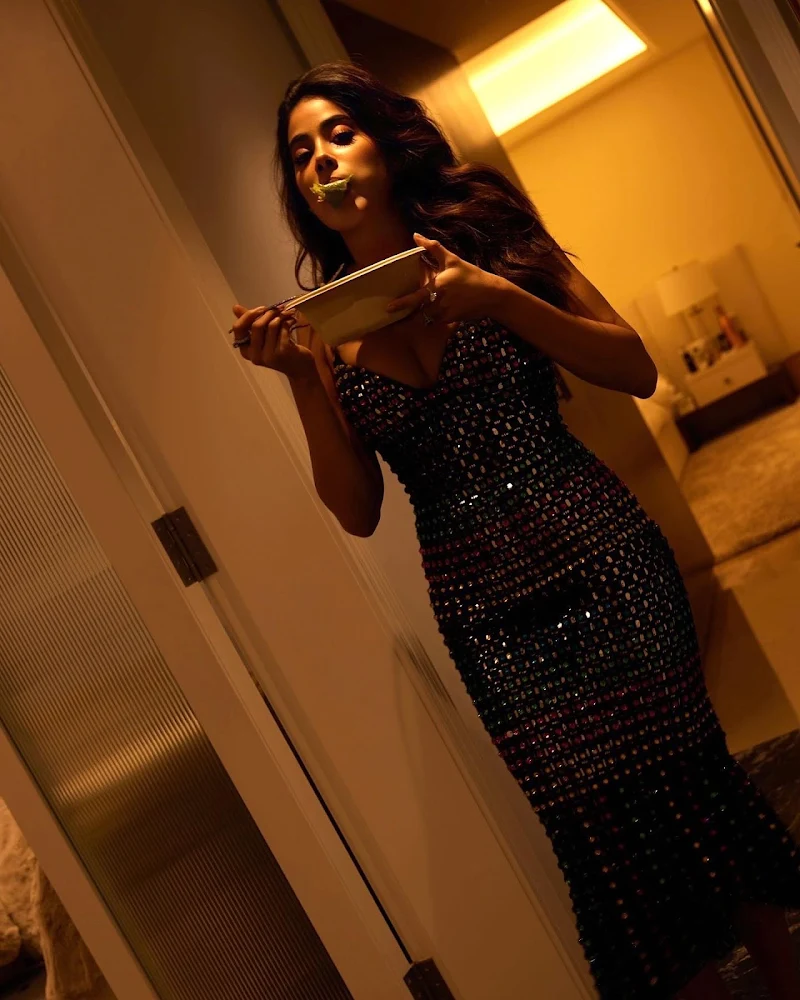 janhvi kapoor bodycon dress cleavage curvy figure janhvi kapoor bodycon dress cleavage curvy figure