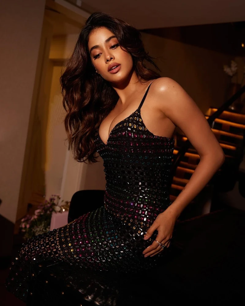 janhvi kapoor bodycon dress cleavage curvy figure janhvi kapoor bodycon dress cleavage curvy figure