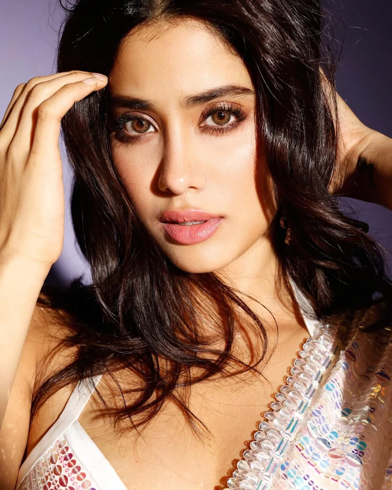 Janhvi Kapoor saree hot actress Janhvi Kapoor cleavage saree hot actress