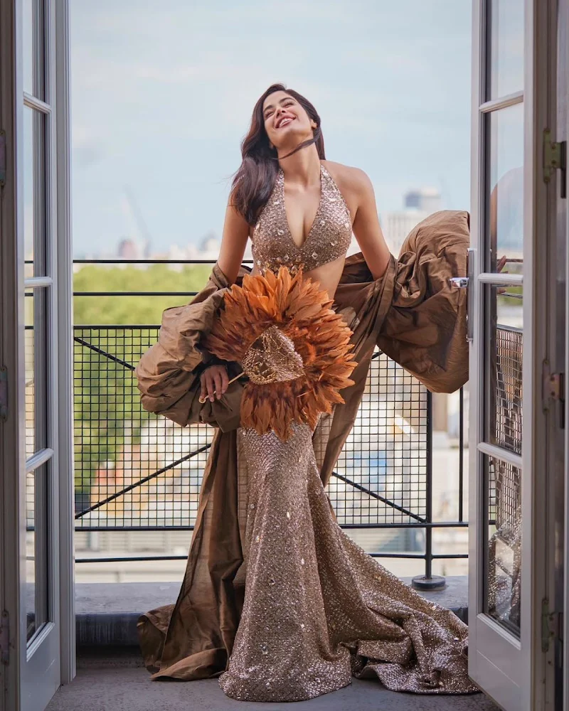 Janhvi Kapoor cleavage shimmery dress Janhvi Kapoor cleavage shimmery dress