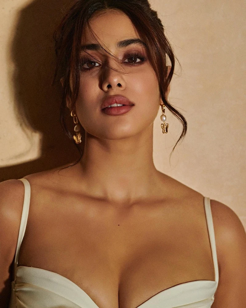 Janhvi Kapoor cleavgae curvy body tight white dress Janhvi Kapoor cleavgae curvy body tight white dress