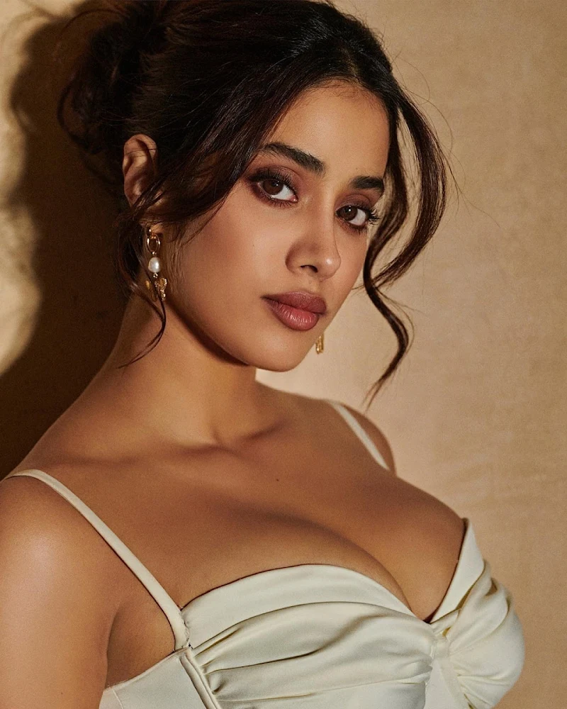 Janhvi Kapoor cleavgae curvy body tight white dress Janhvi Kapoor cleavgae curvy body tight white dress