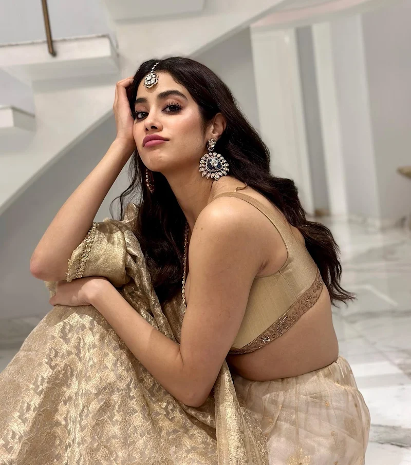 janhvi kapoor golden saree curvy actress