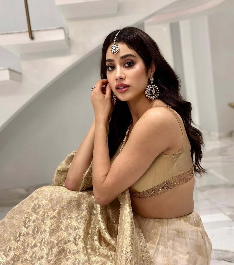 janhvi kapoor golden saree curvy actress