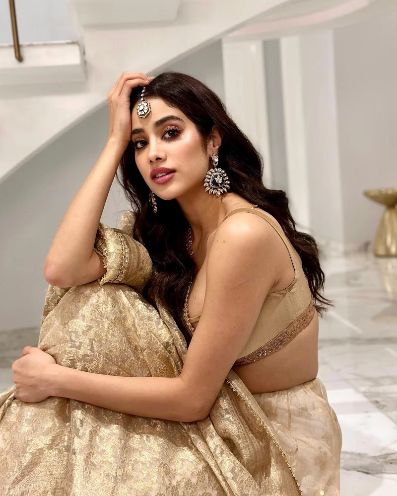 janhvi kapoor golden saree curvy actress