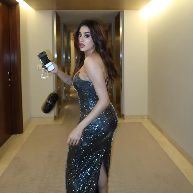 janhvi kapoor off shoulder dress curvy body janhvi kapoor off shoulder dress curvy body