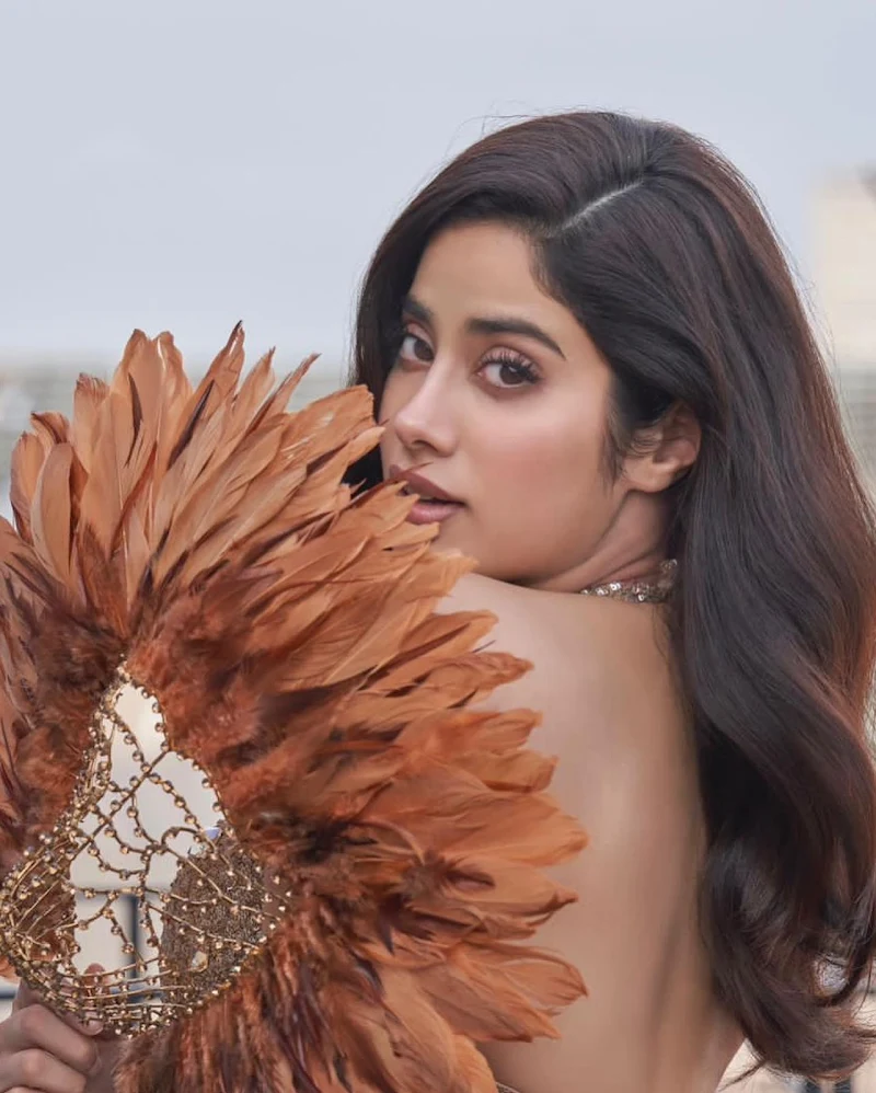Janhvi Kapoor sexy back shimmery dress Janhvi Kapoor sexy back shimmery dress