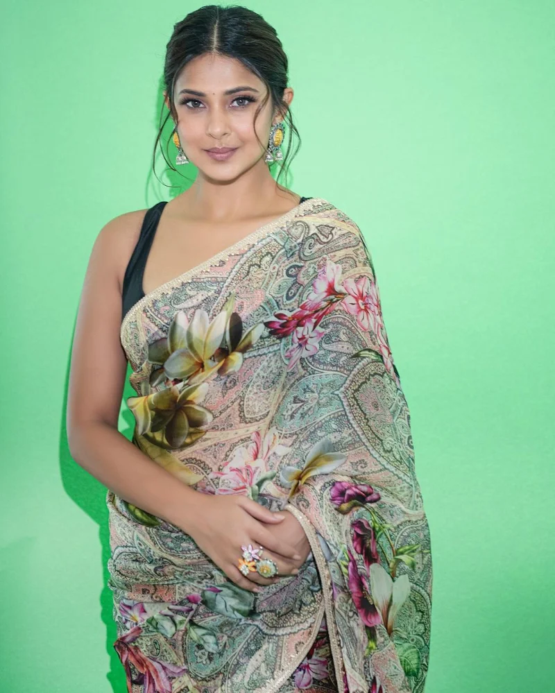 Jennifer Winget saree sleeveless blouse Jennifer Winget saree sleeveless blouse