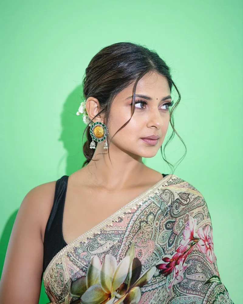 Jennifer Winget saree sleeveless blouse Jennifer Winget saree sleeveless blouse