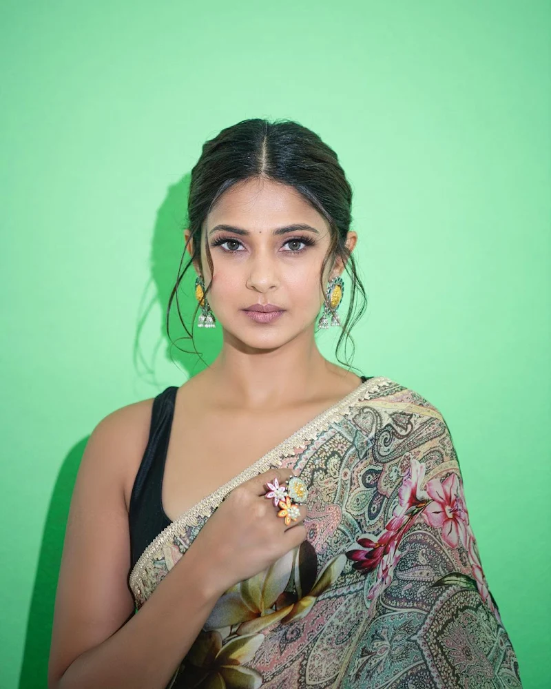 Jennifer Winget saree sleeveless blouse Jennifer Winget saree sleeveless blouse
