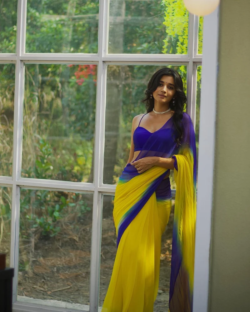 kanika mann blue yellow saree cleavage kanika mann blue yellow saree cleavage