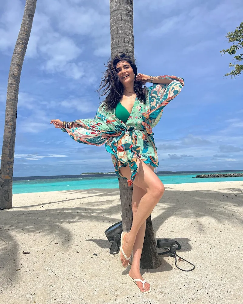 Karishma Tanna sexy legs thighs maldives vacation hot pics