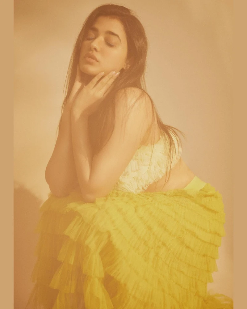 ketika sharma navel curvy indian actress ketika sharma navel curvy indian actress