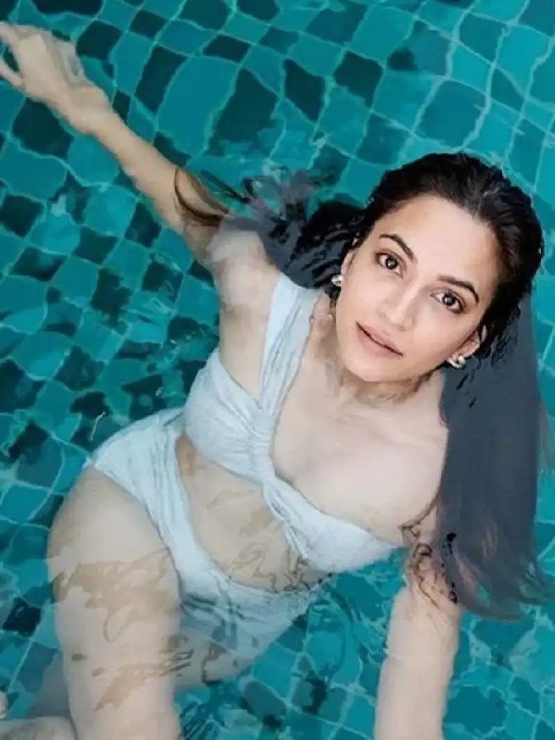 kriti kharbanda bikini pool hot indian actress