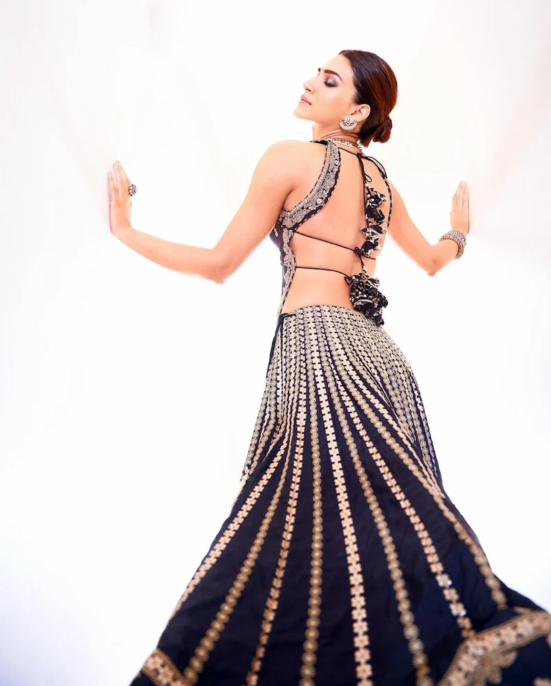 kriti sanon backless lehanga hot actress