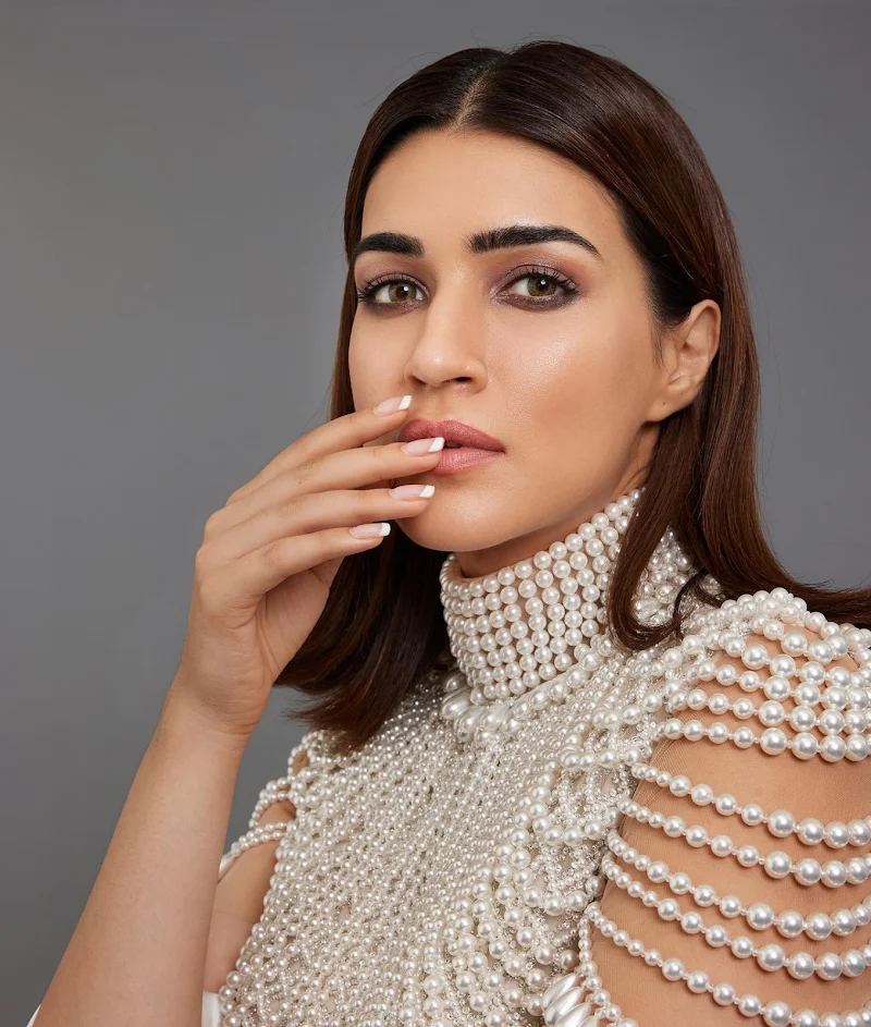 Kriti Sanon sexy face pearl blouse white saree