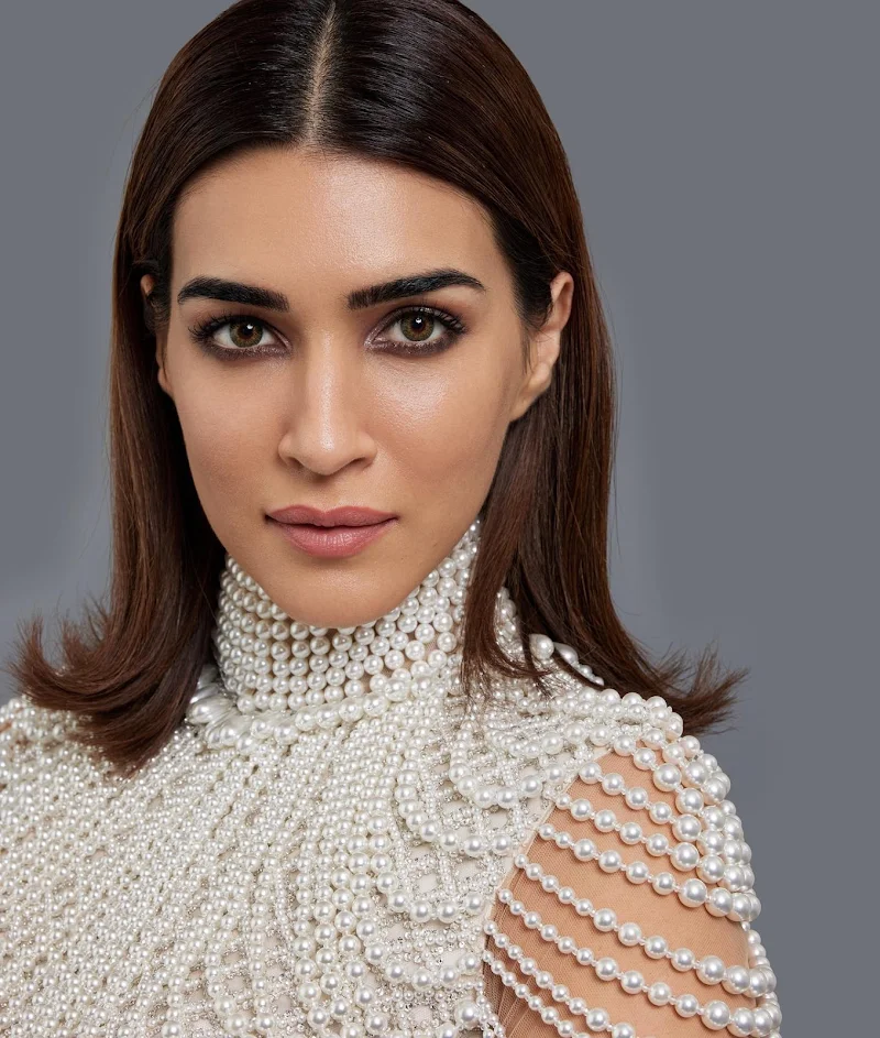 Kriti Sanon sexy face pearl blouse white saree