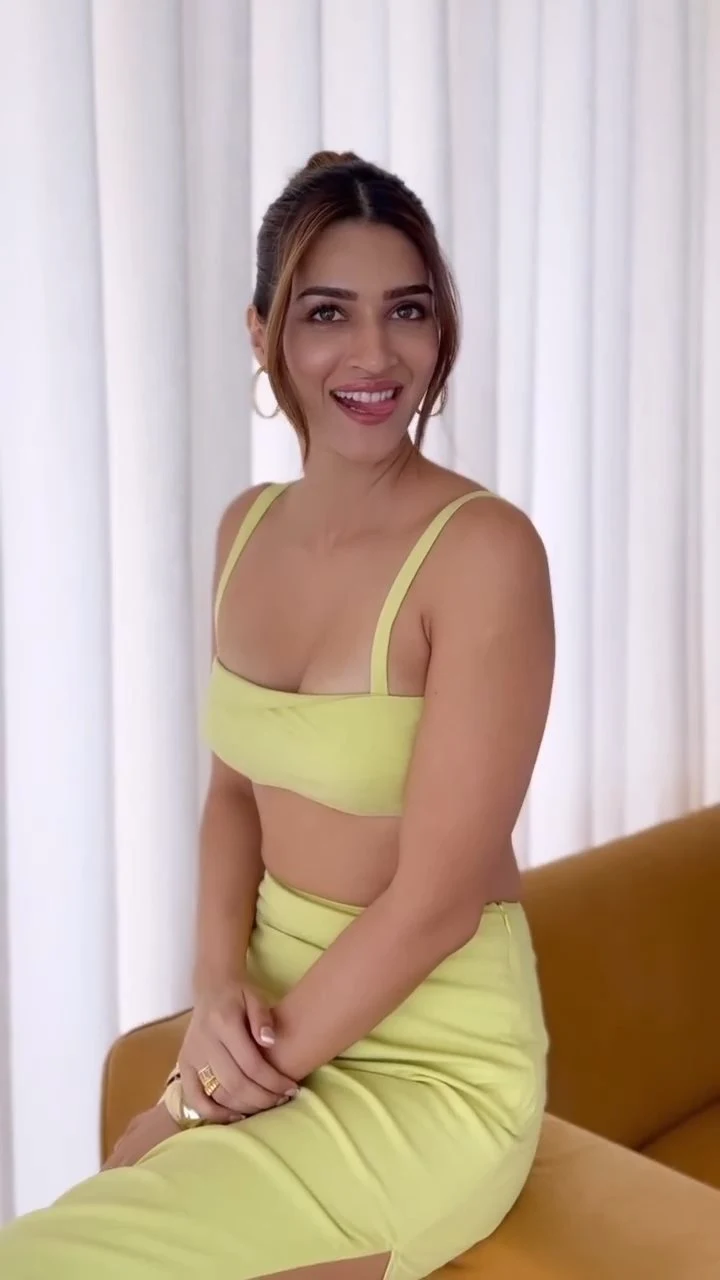 kriti sanon sexy legs thigh high slit skirt tiny top kriti sanon sexy legs thigh high slit skirt tiny top