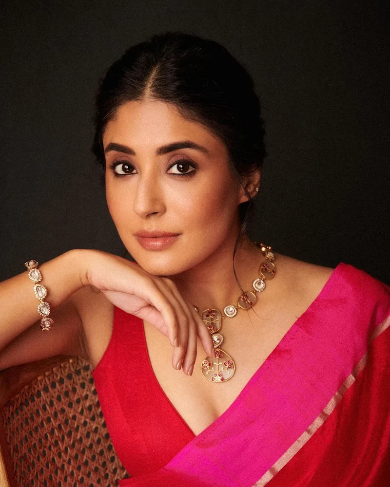 kritika kamra red saree hot actress kritika kamra red saree hot actress
