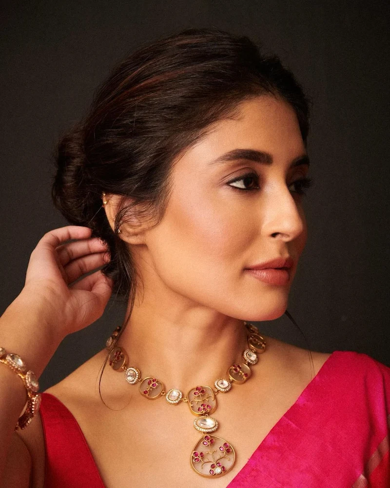 kritika kamra red saree hot actress kritika kamra red saree hot actress