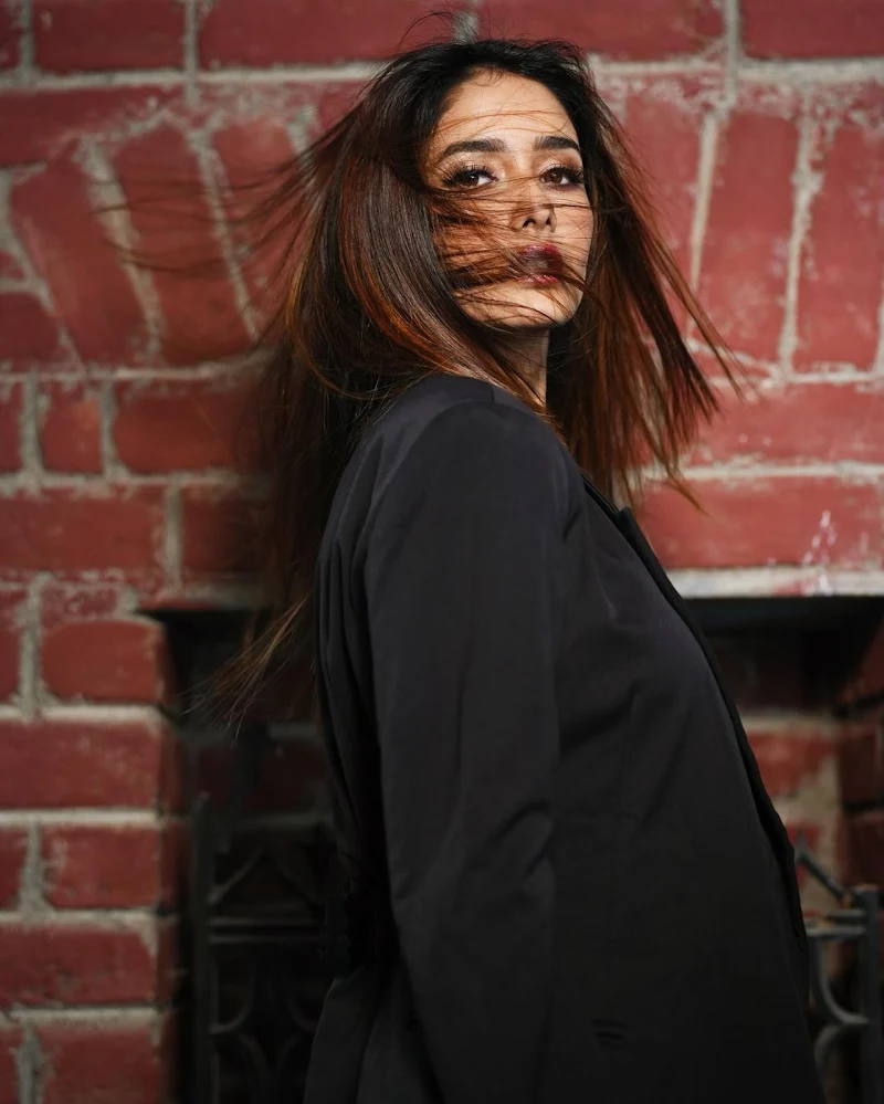 leena jumani braless black blazer hot actress