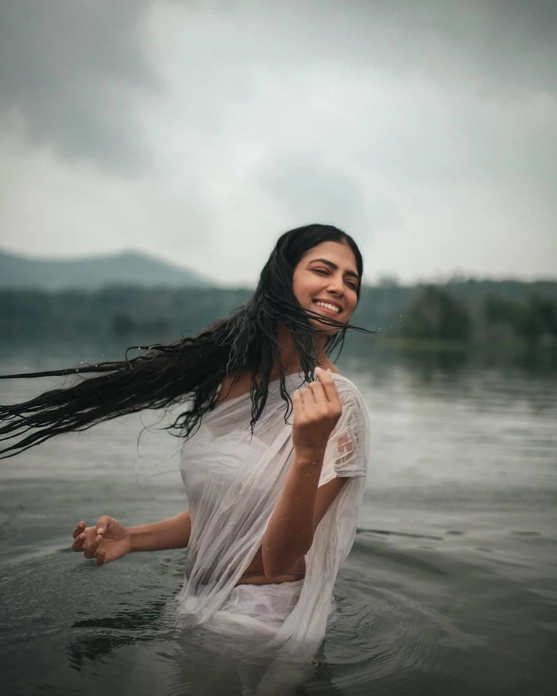 malavika mohanan wet white saree tiny blouse indian actress malavika mohanan wet white saree tiny blouse indian actress