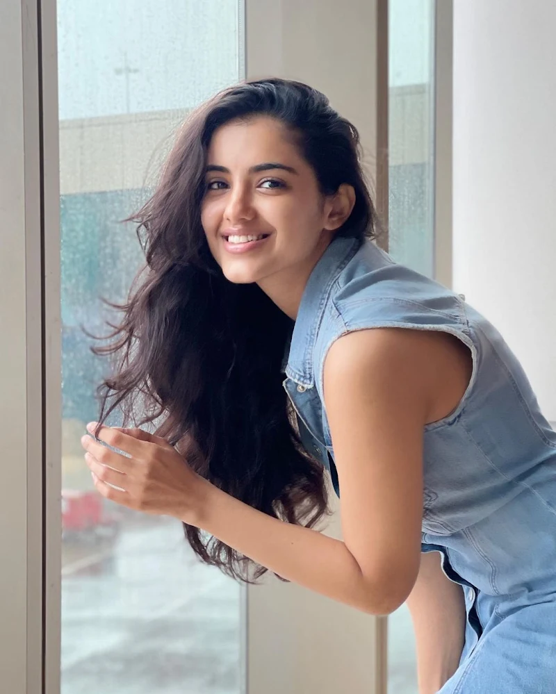 Malvika Sharma short denim outfit Malvika Sharma short denim outfit