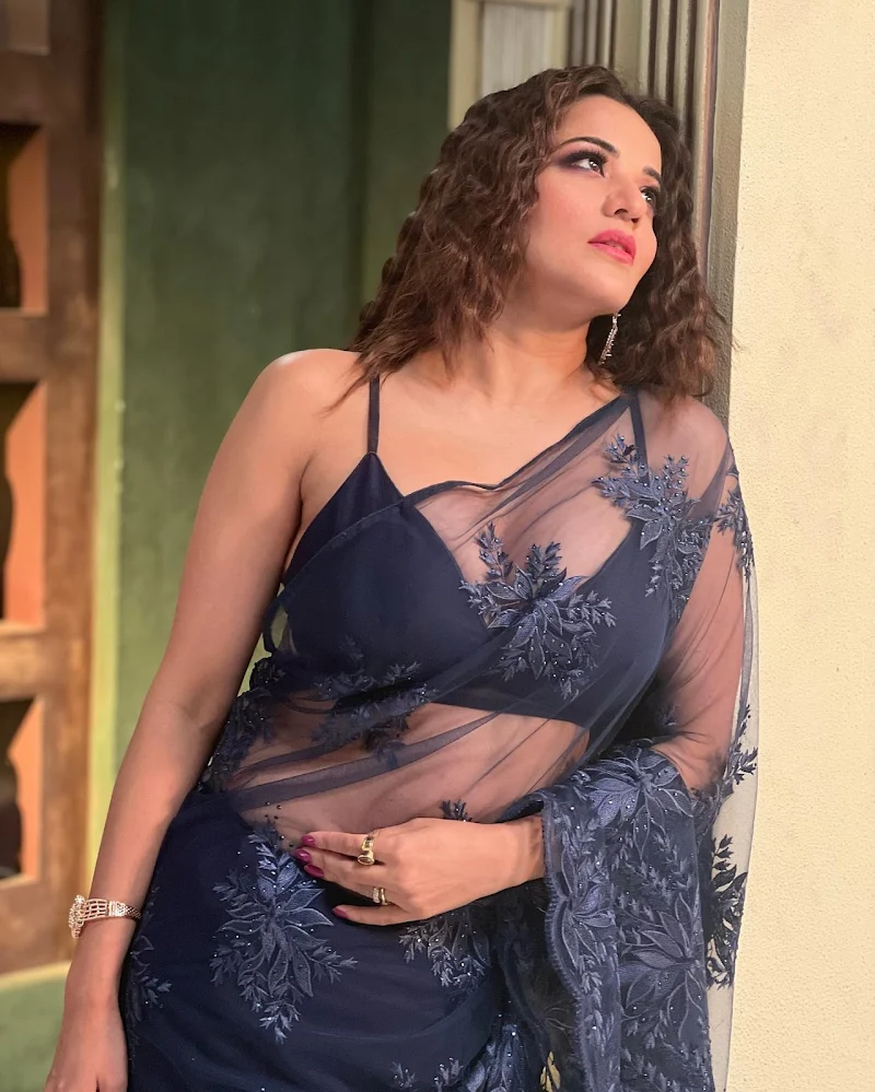 Monalisa black sare cleavage yamini bekaboo curvy actress Monalisa black sare cleavage yamini bekaboo curvy actress