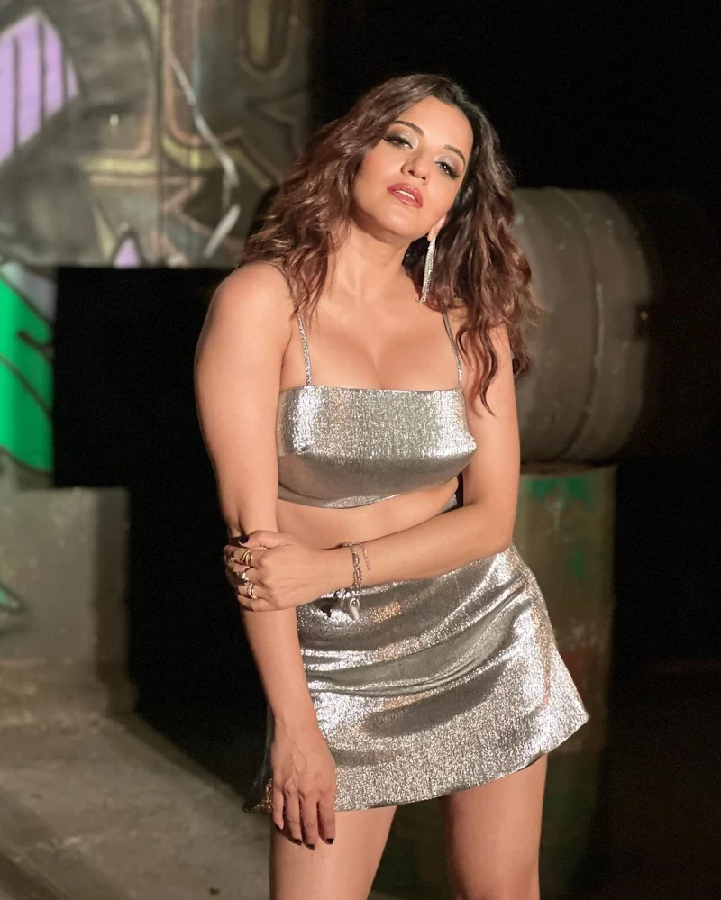 monalisa cleavage tiny top skirt curvy tv actress monalisa cleavage tiny top skirt curvy tv actress