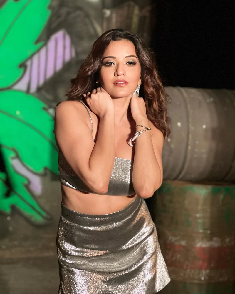 monalisa cleavage tiny top skirt curvy tv actress monalisa cleavage tiny top skirt curvy tv actress