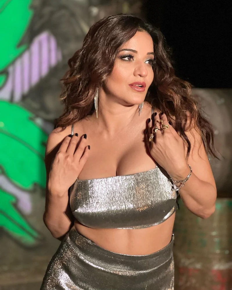 monalisa cleavage tiny top skirt curvy tv actress monalisa cleavage tiny top skirt curvy tv actress