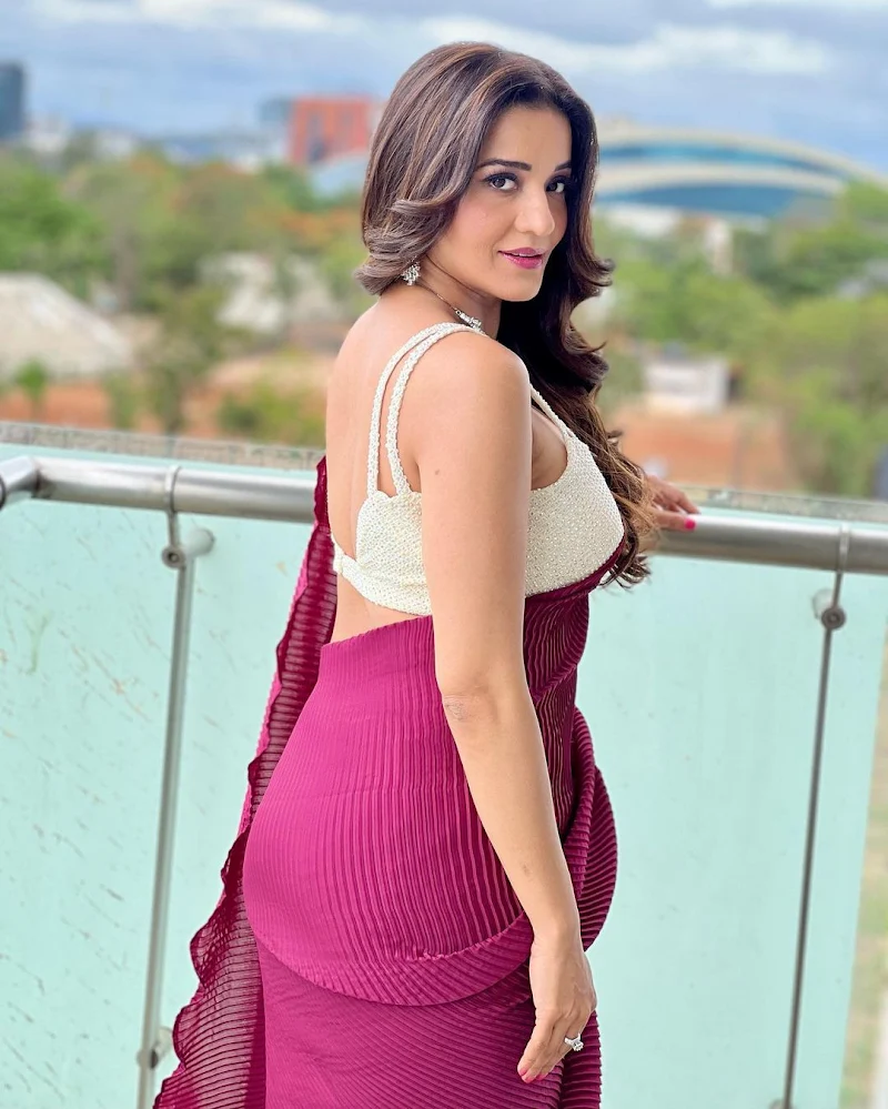 Monalisa saree cleavage curvy hot actress