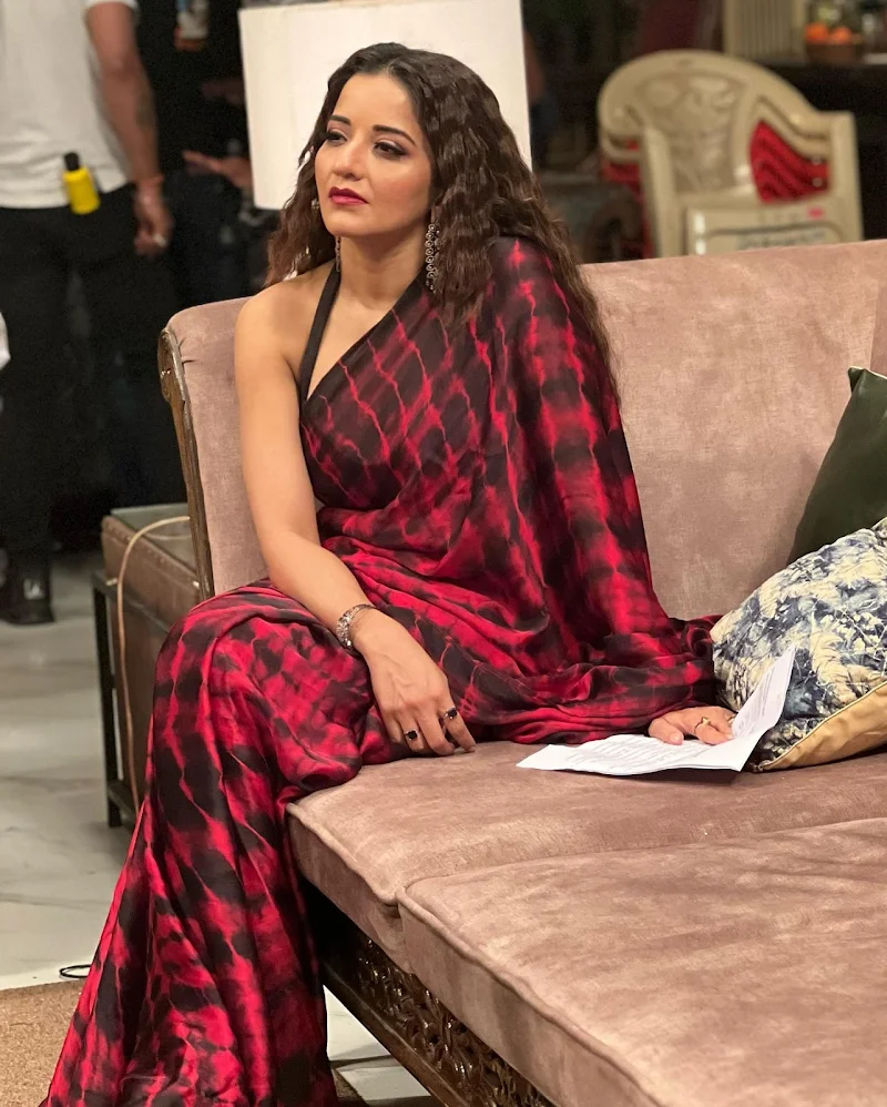 Monalisa saree cleavage curvy body bekaboo yamini