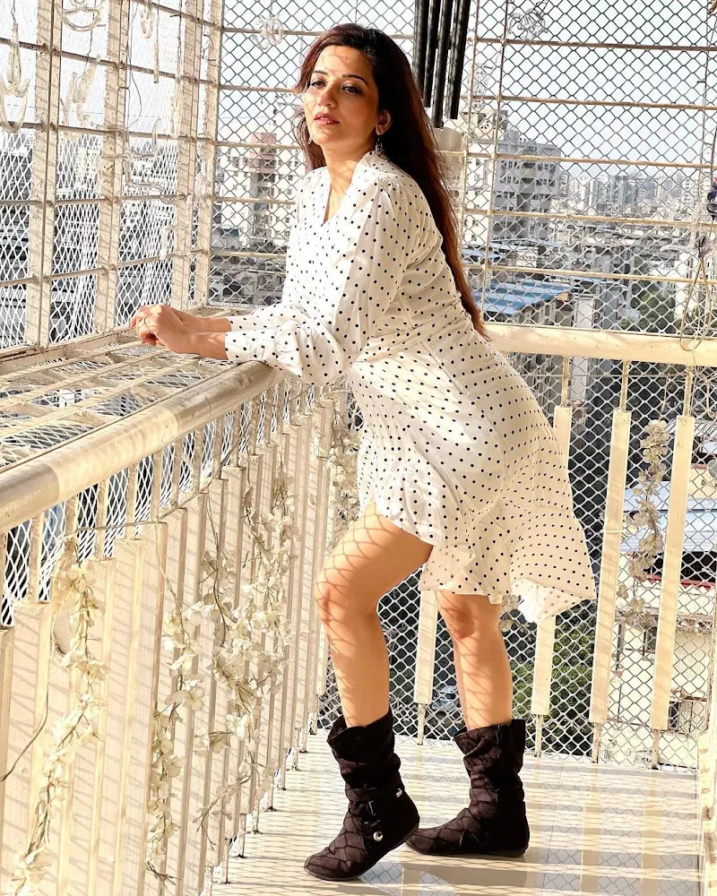 Monalisa white dress sexy legs curvy body