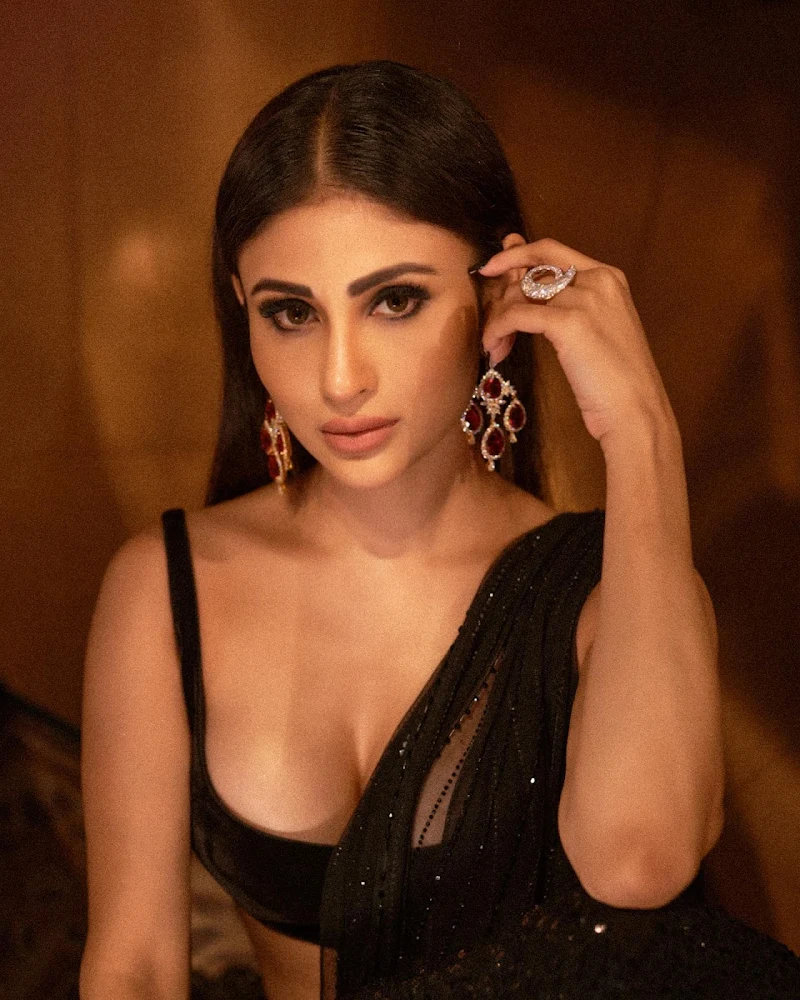 Mouni Roy cleavage black saree hot actress Mouni Roy cleavage black saree hot actress