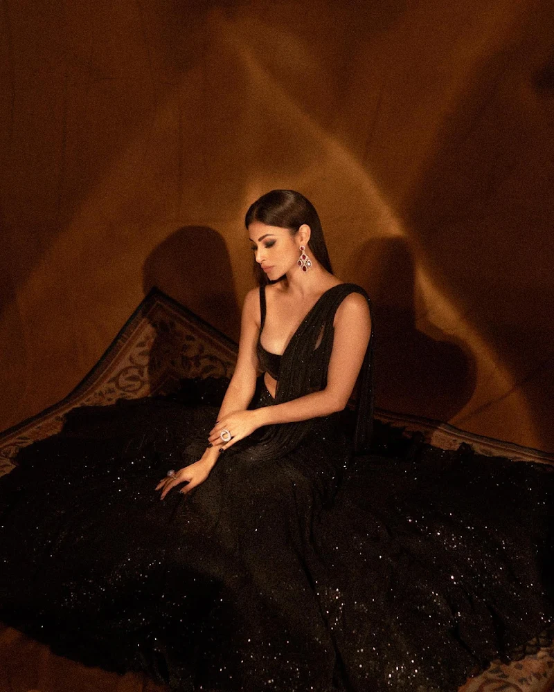Mouni Roy cleavage black saree hot actress Mouni Roy cleavage black saree hot actress