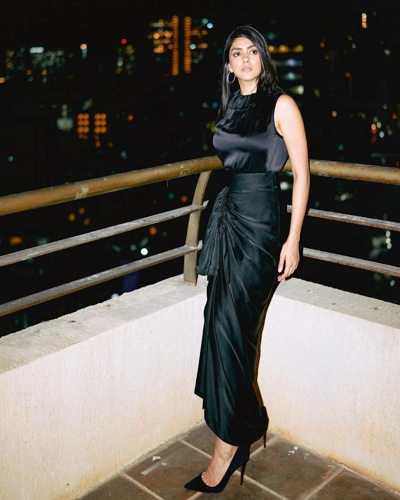 Mrunal Thakur black dress curvy body Mrunal Thakur black dress curvy body