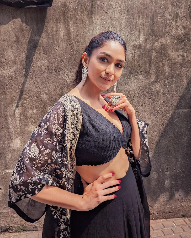 mrunal thakur cleavage black outfit
