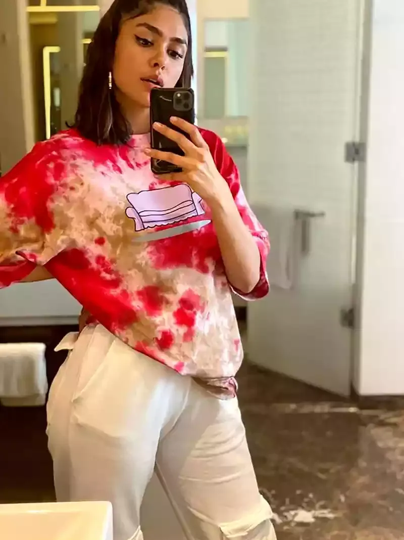 mrunal thakur hot selfie