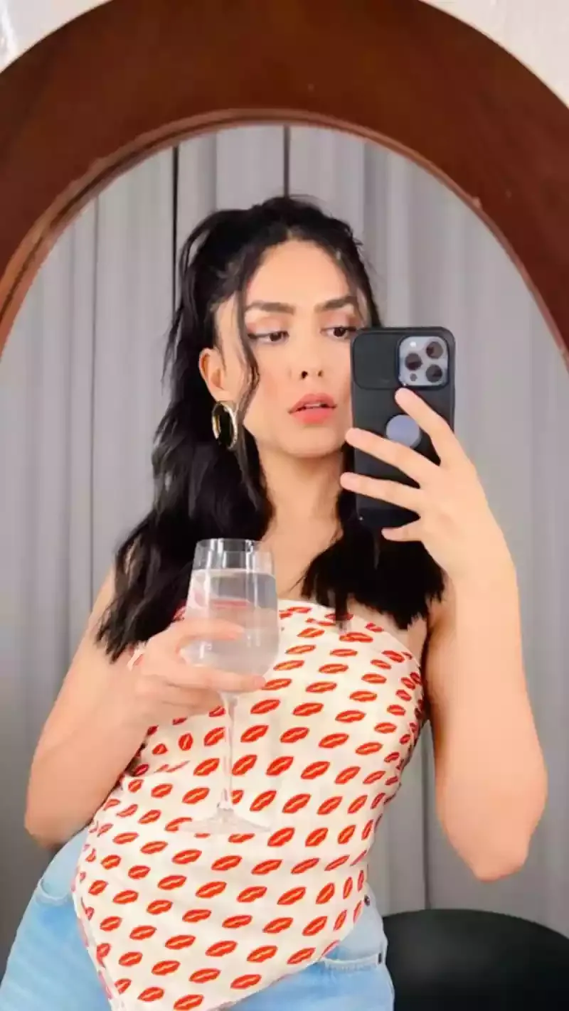 mrunal thakur hot selfie