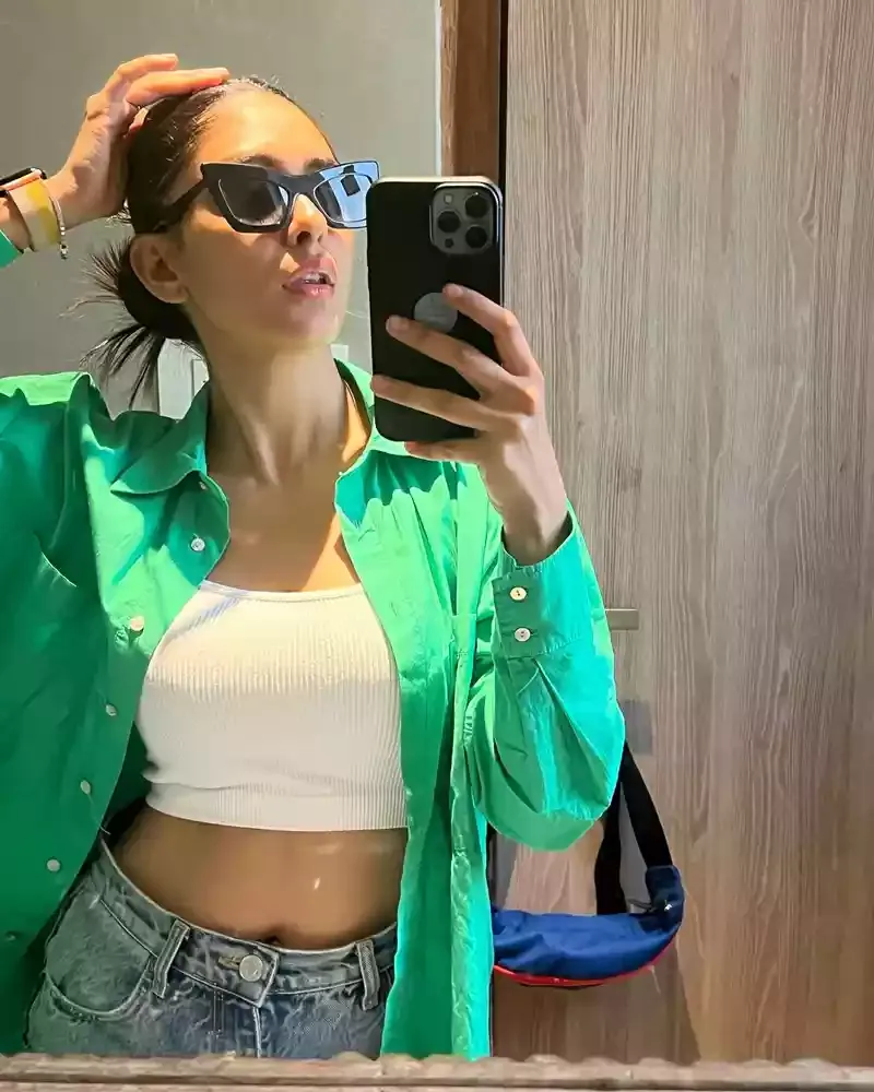 mrunal thakur hot selfie