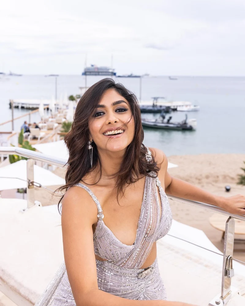 Mrunal Thakur saree hot cannes 2023 Mrunal Thakur saree hot cannes 2023
