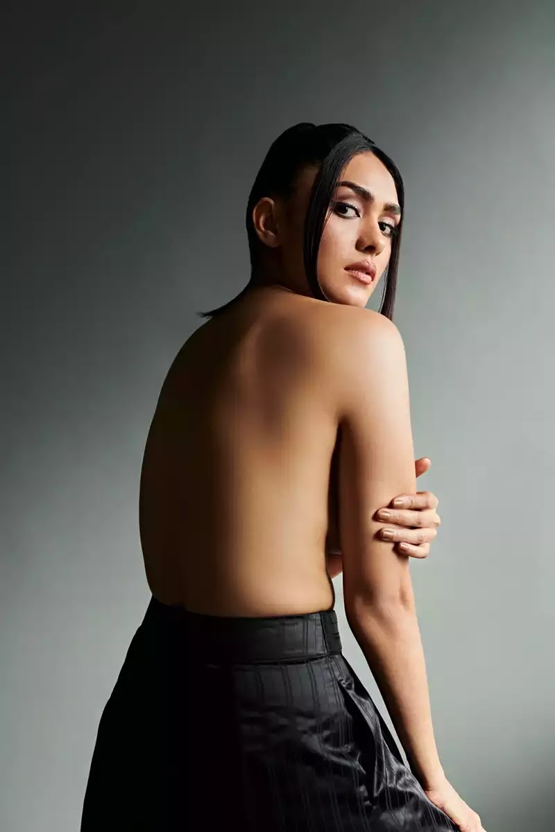 mrunal thakur sexy back topless