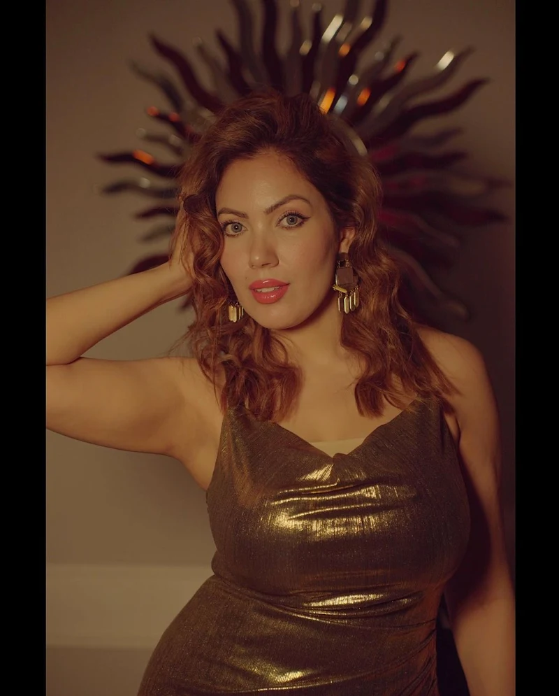 Munmun Dutta curvy golden dress babita ji