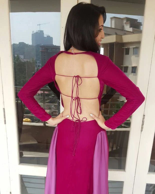 Neha Shetty backless hot actress rules ranjann dj tillu Neha Shetty backless hot actress rules ranjann dj tillu