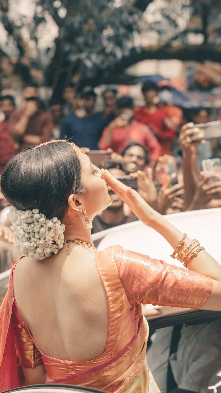 Neha Shetty backless saree hot actress rules ranjann dj tillu Neha Shetty backless saree hot actress rules ranjann dj tillu