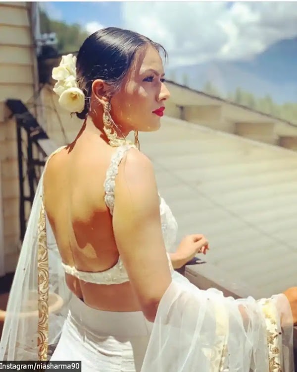 nia sharma backless blouse saree suhagan chudail actress