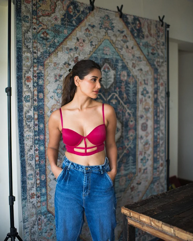 Nikita Dutta cleavage red bra jeans hot actress Nikita Dutta cleavage red bra jeans hot actress