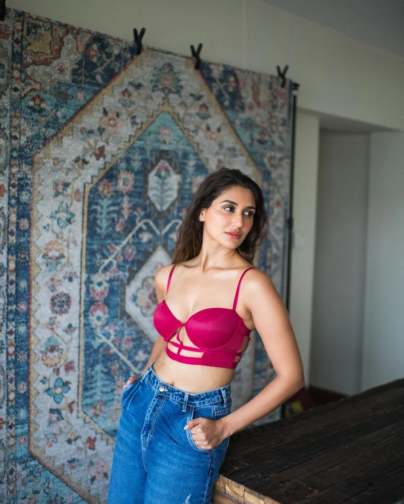 Nikita Dutta cleavage red bra jeans hot actress Nikita Dutta cleavage red bra jeans hot actress